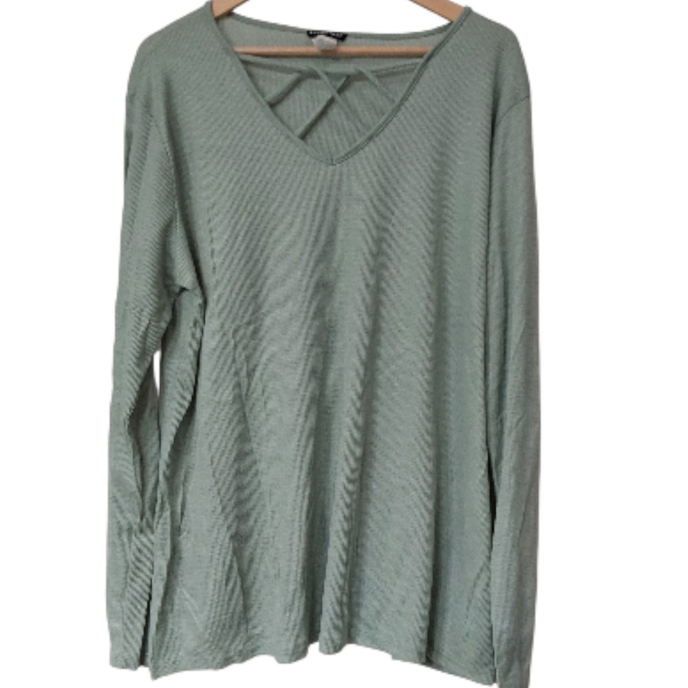 💚HEIMISH USA Mint V-Neck Long Sleeve Tee